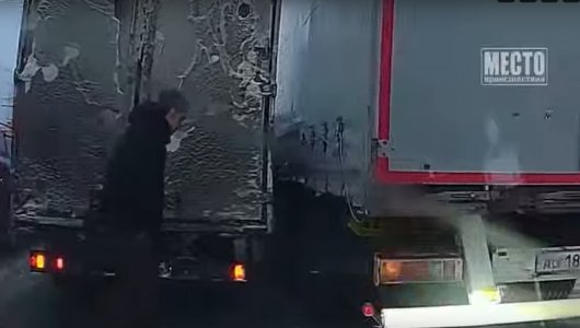 ДТП двух большегрузов. Появилось видео аварии на Производственной в Кирове