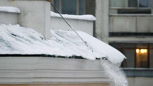 Срочно очистить крыши от льда и снега. Коммунальщикам рекомендовали подготовиться к оттепели.