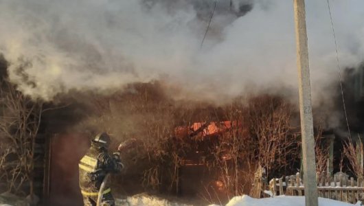 Готовили, курили, сожгли два дома - Новый год в Белой Холунице стартовал с пожаров
