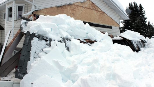 Снег с крыши соседа падает на участок. Что с этим делать, рассказал юрист