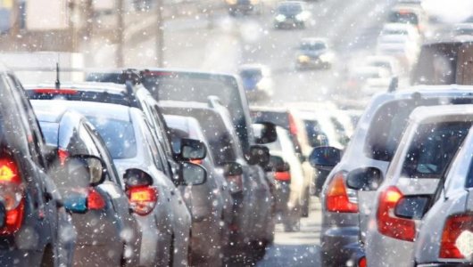 Город стоит в пробках, из дворов не выбраться, таксисты взвинтили цены. Когда закончится снегопад в Кирове?