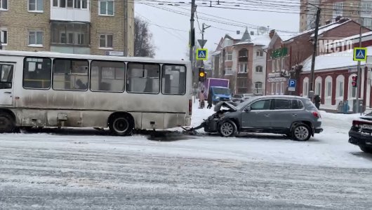 Водитель Фольксвагена протаранил пассажирский автобус. Видео ДТП на Воровского