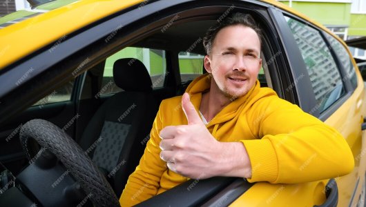 У водителей такси - самый высокий доход среди рабочих специальностей, сообщили аналитики. Кто ещё в топе?