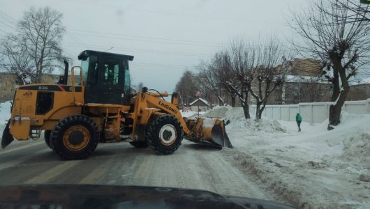 Этой ночью в Кирове запрещено парковаться на 11 участках. Власти опубликовали график вывоза снега на 16-17 февраля