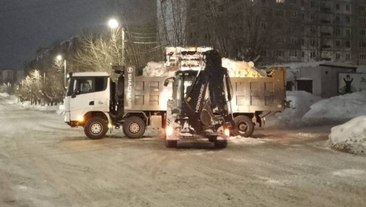 В ночь с 22 на 23 февраля в Кирове 14 участков дорог расчистят от снега. Список мест, где не стоит парковаться