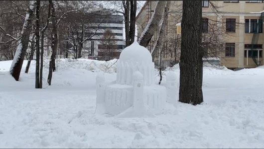 В Гагаринском парке построили Александро-Невский собор. Скульптура сделана из снега