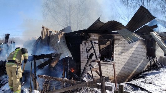 Двухлетка с братишкой подожгли дом. Две семьи лишились крыши над головой в Кировской области 