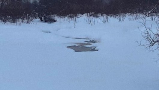 Семья спасла рыбака, который провалился под лёд на пруду в Кирове.