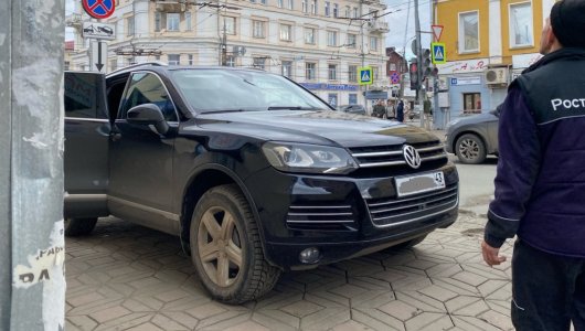 Автоскандал на Преображенской: припаркованный на тротуаре внедорожник возмутил кировчан