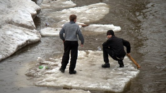 Кировчане спасли детей, решивших покататься на льдине