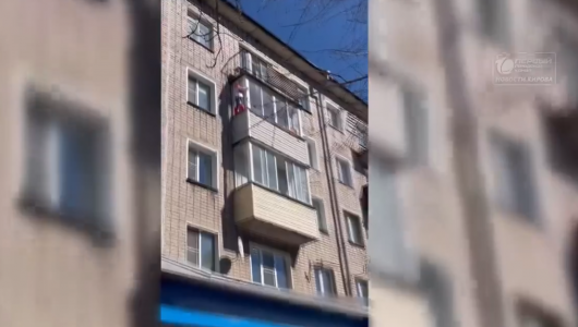 Жители Коминтерна пытались спасти повисшую на карнизе балкона девочку
