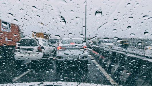 Автоэксперт дал рекомендации для автомобилистов на период дождей