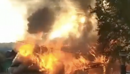 Жильцы горящего дома в Вятскополянском районе спаслись, выпрыгнув из окна