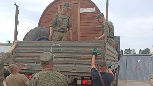 Кировчане отправили землякам в зону спецоперации мобильную баню 