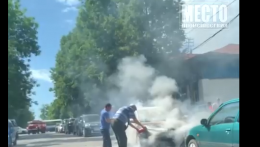 В Слободском на парковке сгорела иномарка.