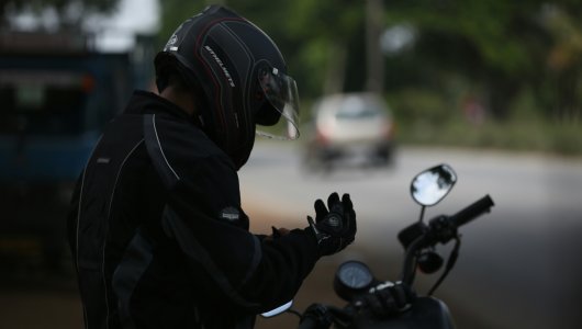 Мотоциклистам предложили запретить ездить между полосами