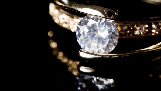 32-летняя кировчанка украла бриллианты и золото на 170 тысяч рублей