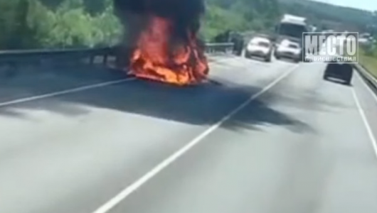 Машина выгорела полностью. Пожар в районе Нового моста