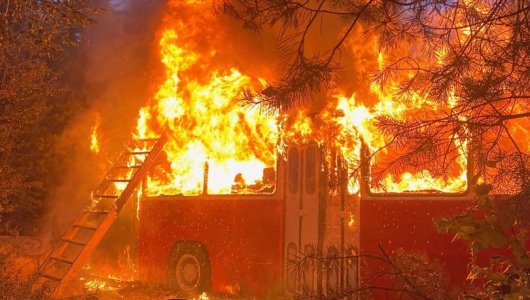 Автобусный глемпинг сгорел из-за кальяна