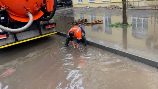 Киров накрыл сильный дождь: ливнёвки приходится чистить вручную