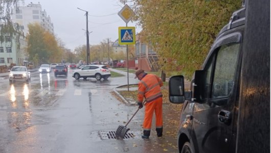 В Кирове усиленно чистят ливнёвки