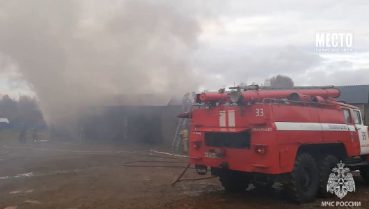 Сгорели три бокса и два автомобиля