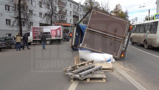 Грузовик с пеллетами упал на Привокзальной площади