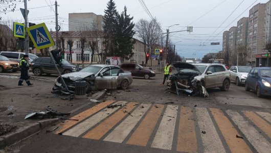 Недоброе утро: на перекрёстке Ленина и Розы Люксембург произошла серьёзная авария