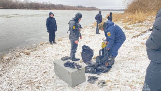 В поисках ребёнка, провалившегося под лёд, участвует 21 человек