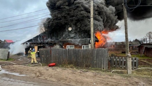 Пожар в Даровском: из дома успели вынести газовые баллоны