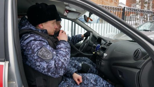 Пинал по капотам и дверям: нетрезвый кировчанин повредил 2 автомобиля