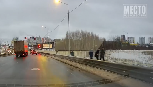 Едва не пробили снежком лобовое стекло