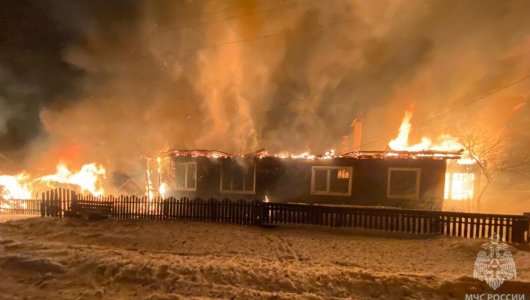 В Свечинском районе сгорели два гаража и дом