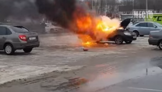 Сгорела Лада на парковке ТЦ