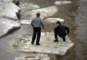 Кировчане спасли детей, решивших покататься на льдине