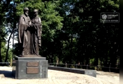 У памятника Петру и Февронии новый постамент