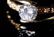 32-летняя кировчанка украла бриллианты и золото на 170 тысяч рублей