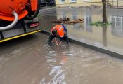 Киров накрыл сильный дождь: ливнёвки приходится чистить вручную